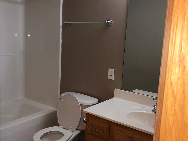 2106 Linden Trl — Photo 20