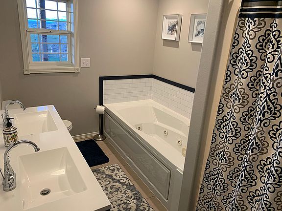 2 sink jetted soaking tub