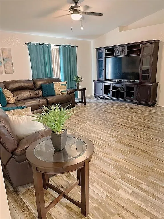 3 bed, 1393 sqft, $2,100 — Photo 2