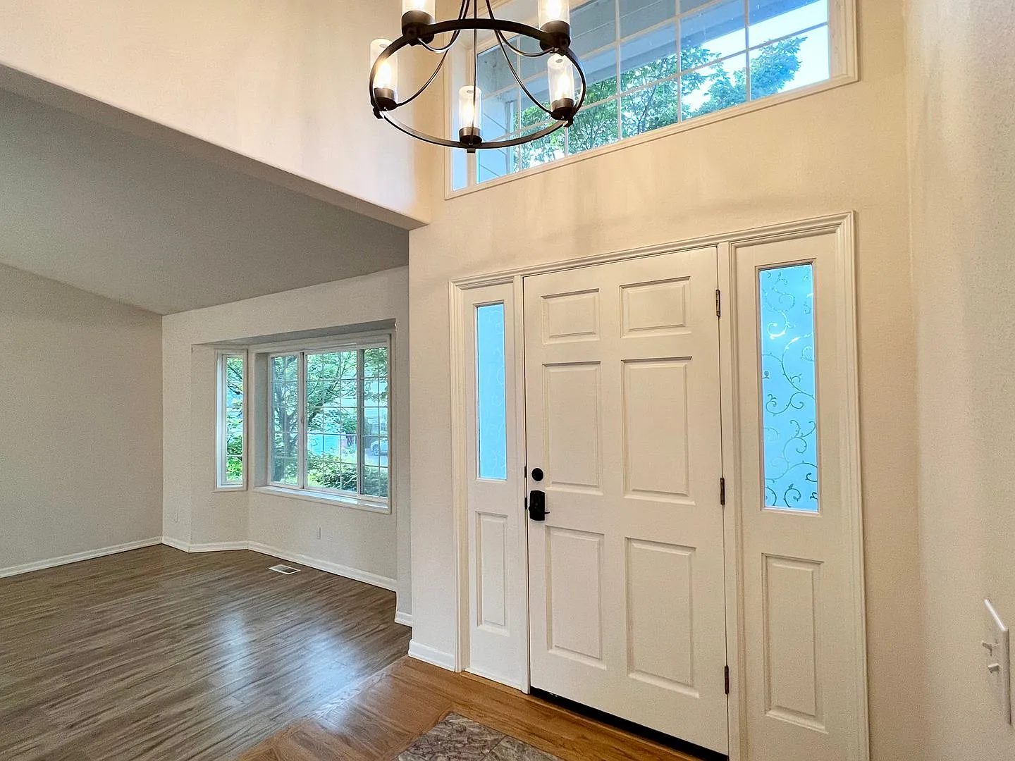 Beautiful Home Available Now — Photo 3