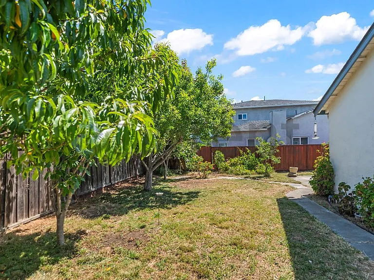 7525 Hazelnut Dr — Photo 33