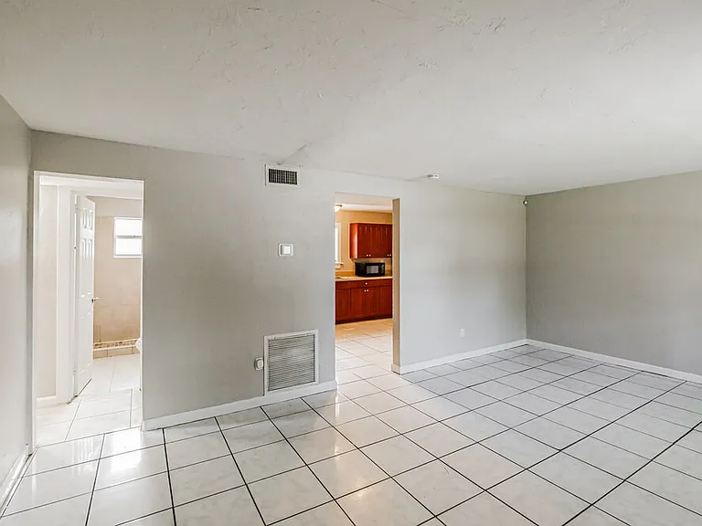 2418 SW 6th Ct — Photo 4