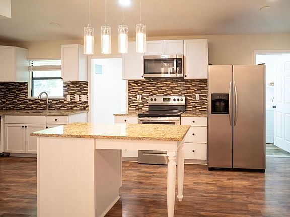 3rd image of 618 Millwood Ln