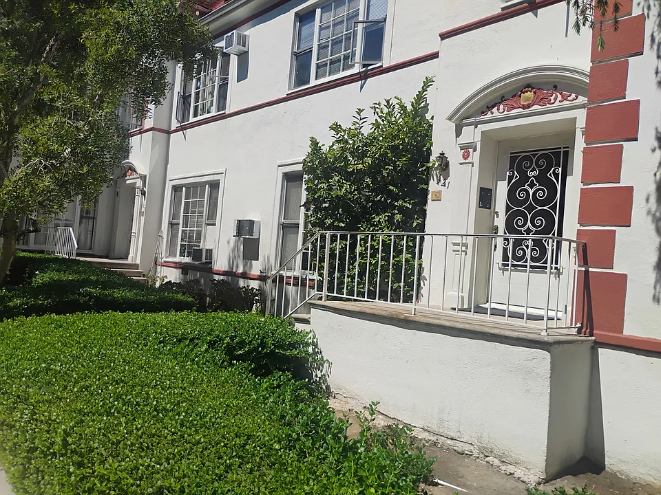 327 S Kenmore Ave