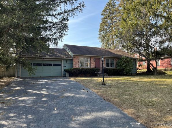 2 Manor Hill Dr, Fairport, NY 14450
