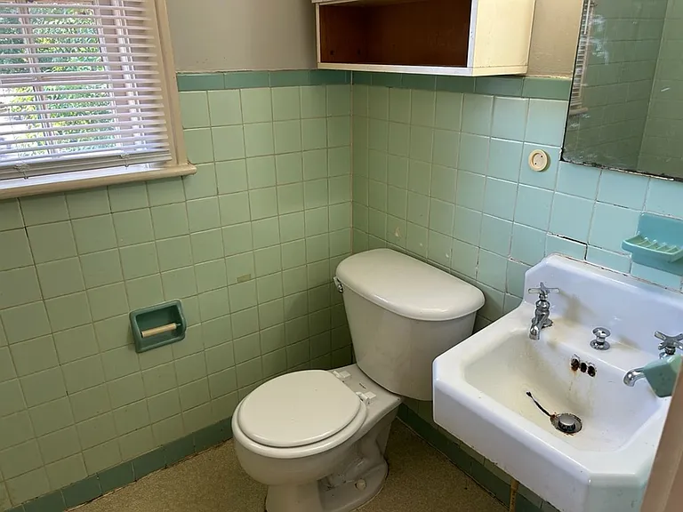 2300 Rosewood Ave — Photo 9