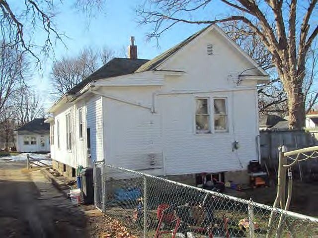 2nd image of 143 E Pinckney St