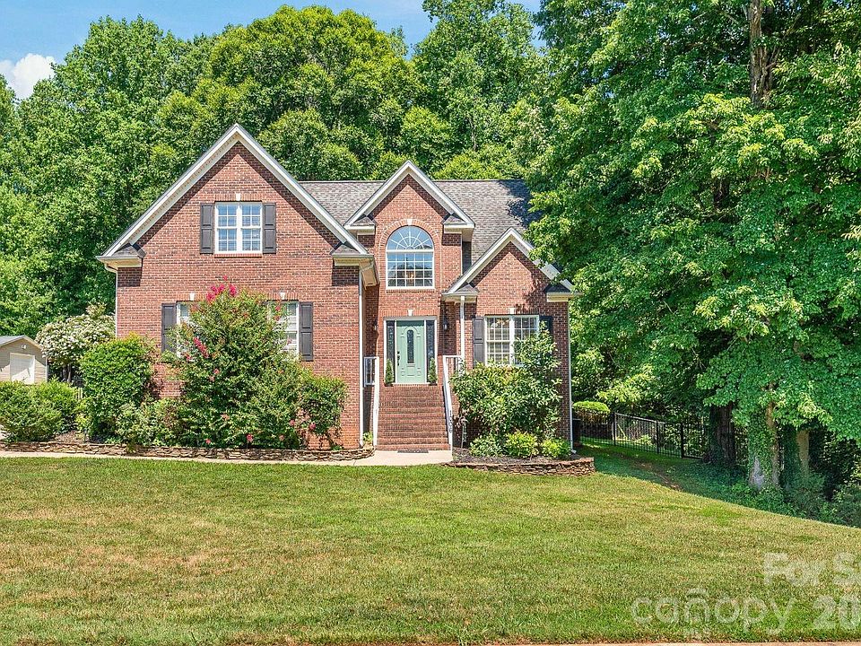1st image of 1006 Strawberry Ln