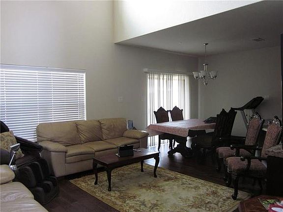 3rd image of 912 Brookville Ct
