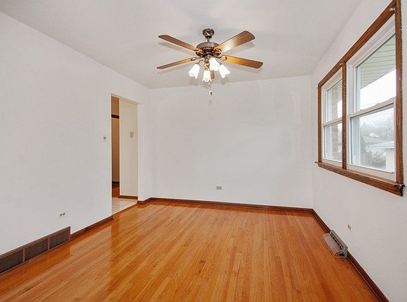 3rd image of 17358 Oriole Ave