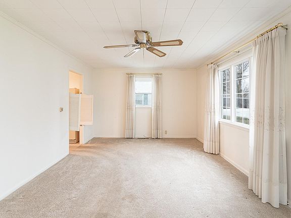 2nd image of 907 N Oxford Dr