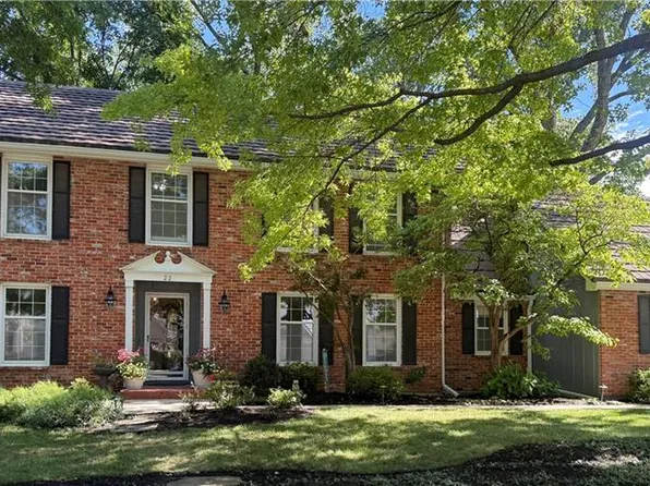 22 NE Bayview Dr, Lees Summit, MO 64064