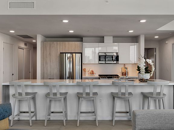 3rd image of 2801 Sunset Pl #722