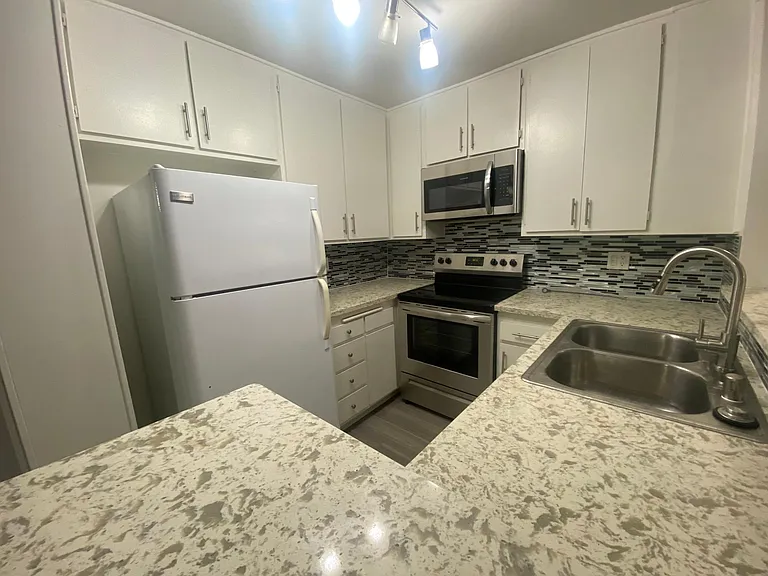 Chateau Garnet Apts. — Photo 29