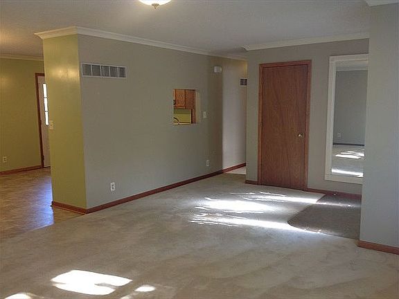 3rd image of 820 Broadway Ave