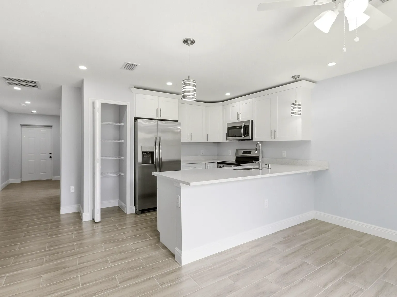 3 bed, 2.0 bath, 1285 sqft, $2,000 — Photo 4