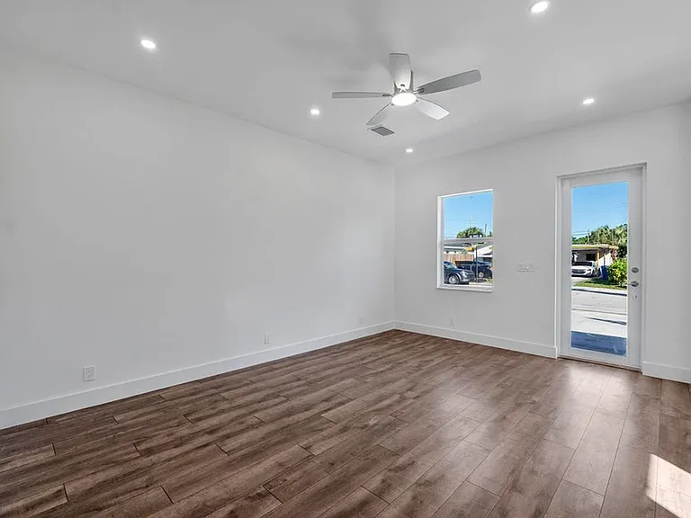 1573 W 16th St — Photo 9