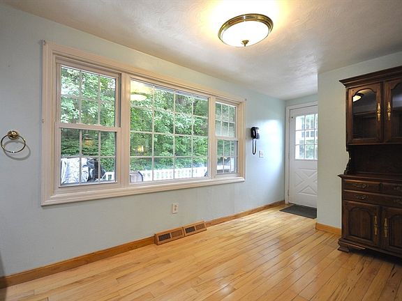 4th image of 73 Summit Dr