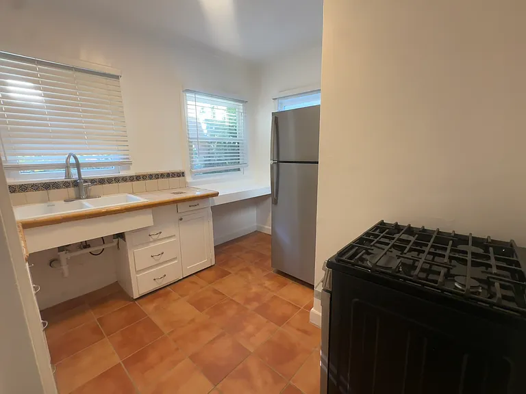 1433 Centinela Ave #B — Photo 6