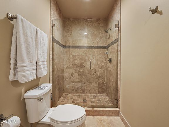 30th image of 430 Sugar Cove Way