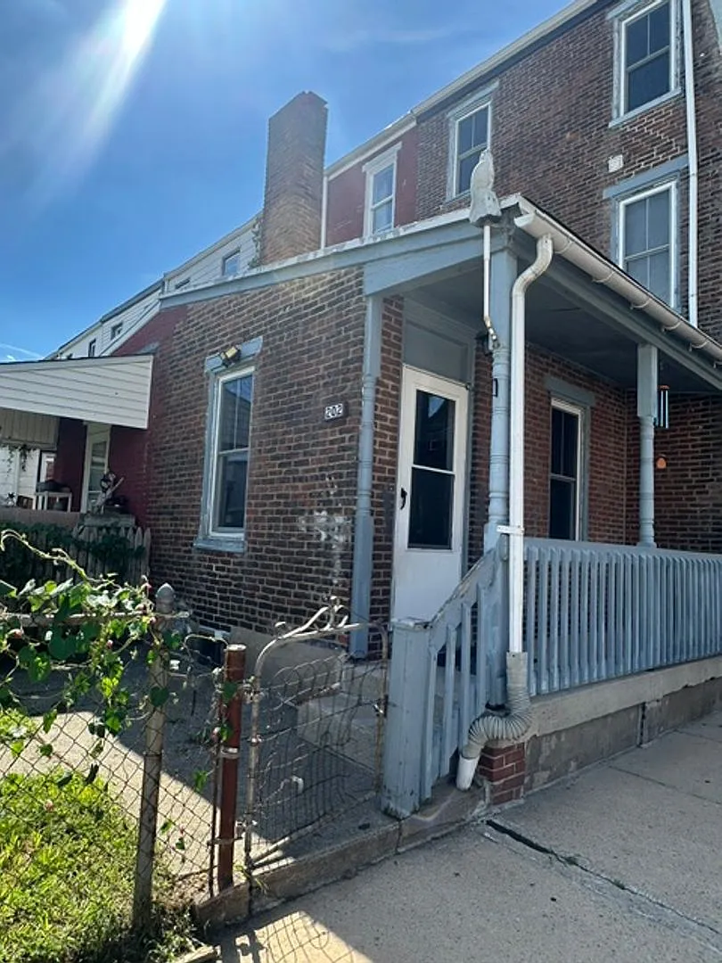Ready to Move-in Charming 4-Bedroom 2 Bath Home in Pottstown 202 South Franklin Street — Photo 4