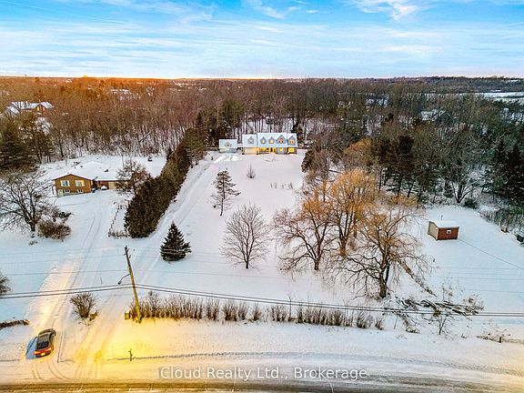 2nd image of 32 Howe Island Ferry Rd