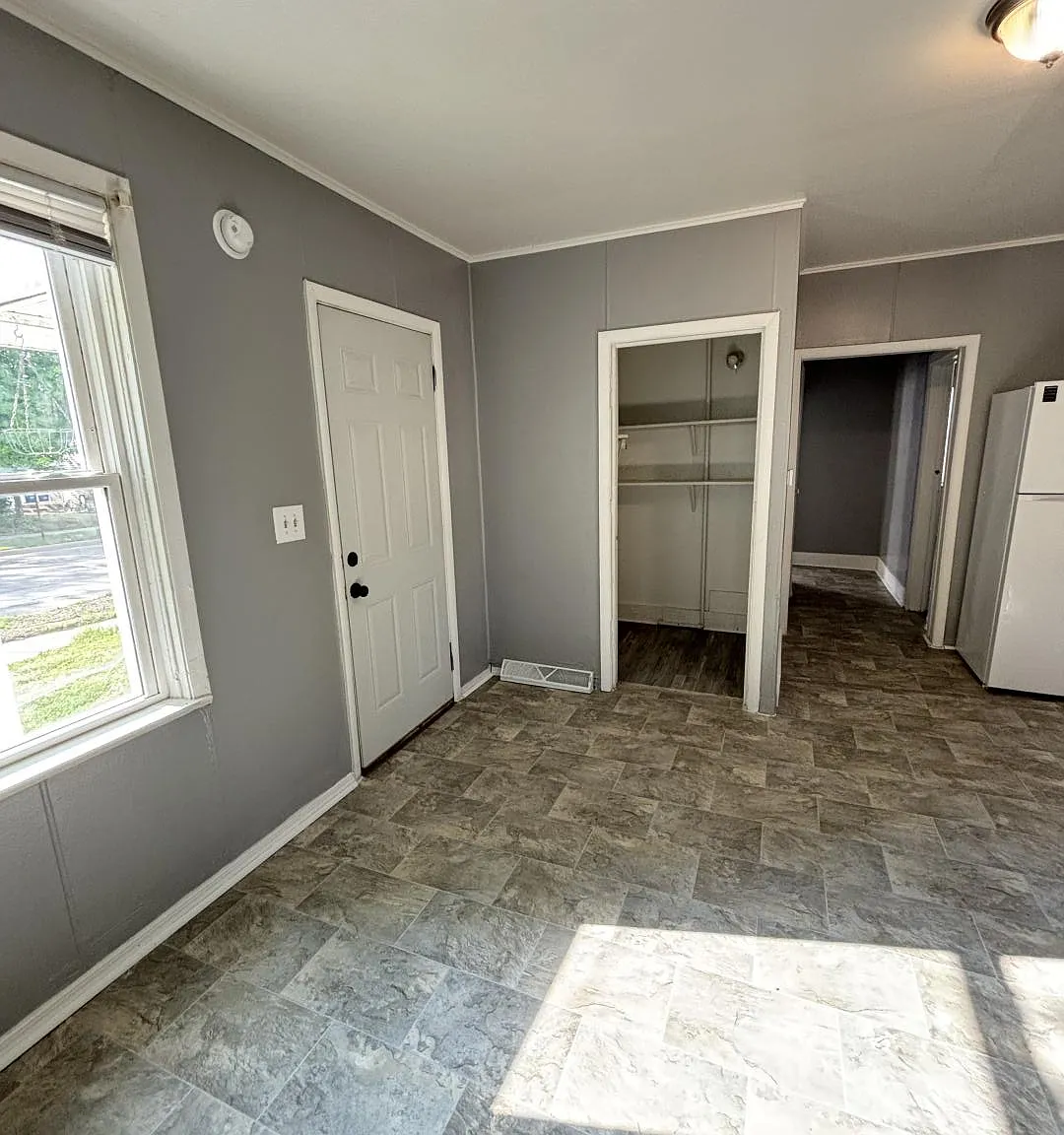 3 bed, 900 sqft, $975 — Photo 2