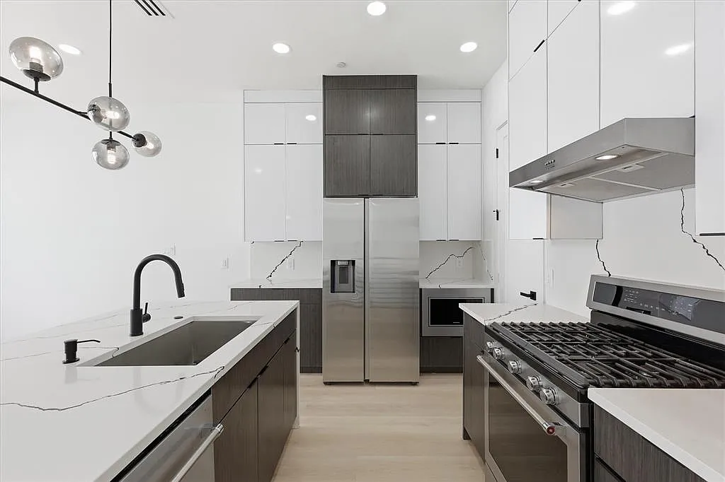 2 bed, 2.5 bath, 1674 sqft, $3,300 — Photo 1