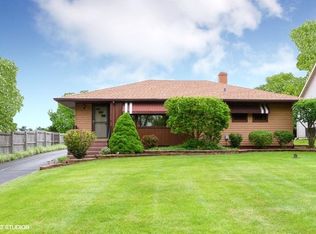 2116 Edgewood Dr, Woodstock, IL 60098
