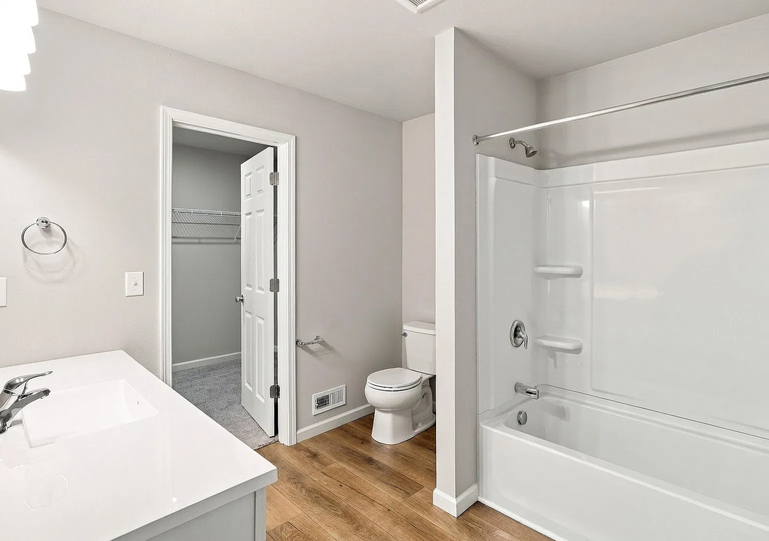 1 Month FREE Rent! Applied to Your First Full Month. Terms & Conditions Apply. — Photo 4