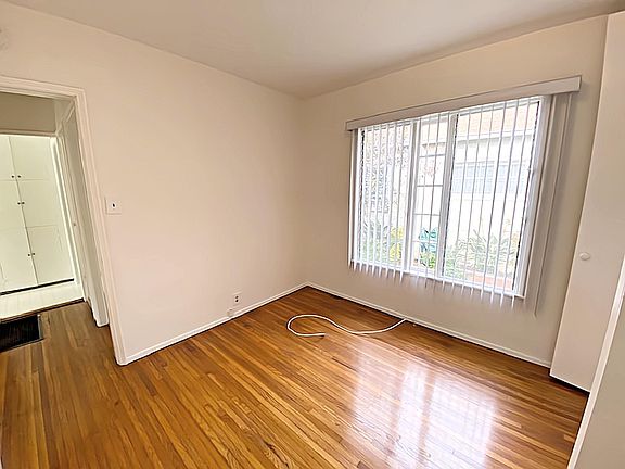 3rd image of 1414 Ocean Park Blvd #2
