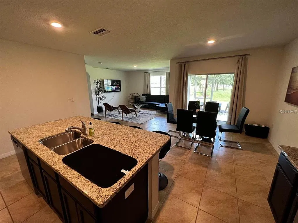4 bed, 2.0 bath, 1867 sqft, $2,450 — Photo 3