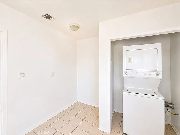 1372 W 36th St #4 — Photo 7
