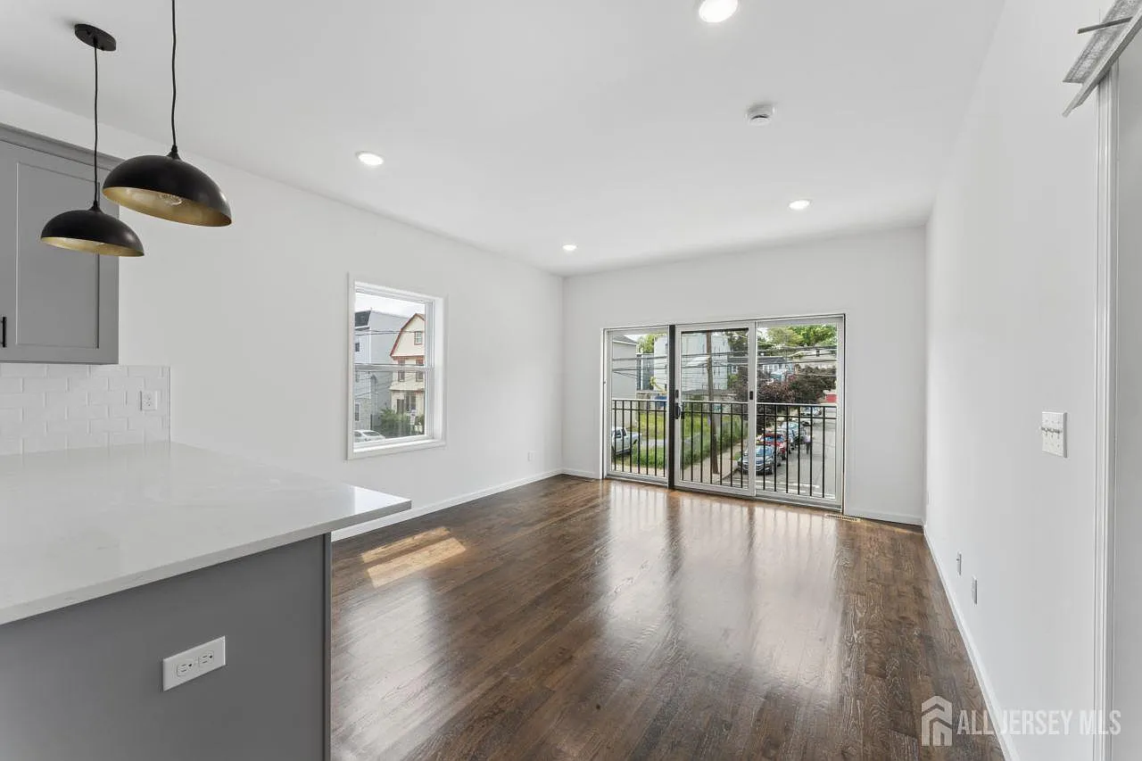 4 bed, 3.0 bath, $3,000 — Photo 2