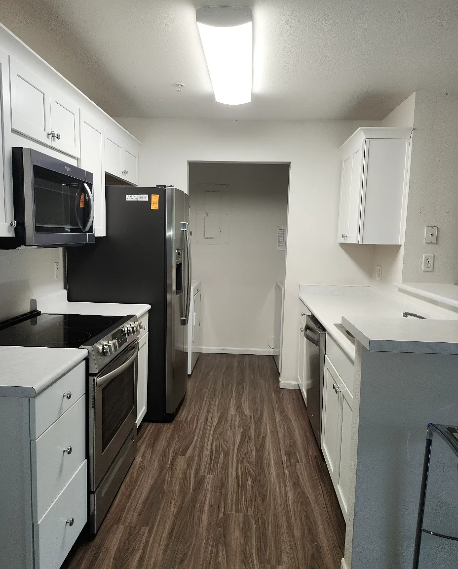 3 bed, 1055 sqft, $2,435 — Photo 2