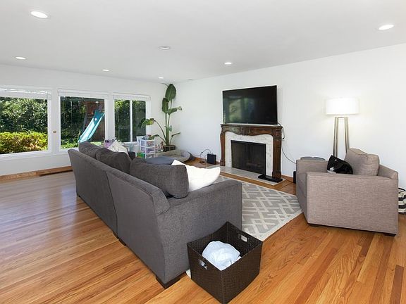 3rd image of 1120 Saxon Way