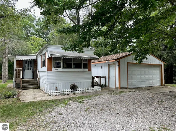 211 N Division St, Bellaire, MI 49615