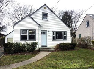 233 Bond St, Westbury, NY 11590