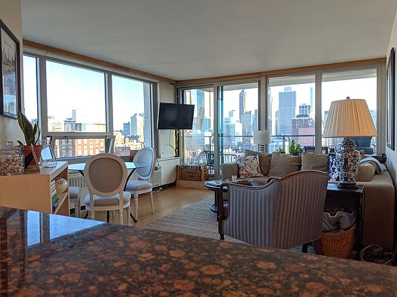 5th image of 88 W Schiller St APT 2402