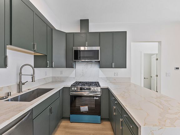 3rd image of 811 Waterloo St #813