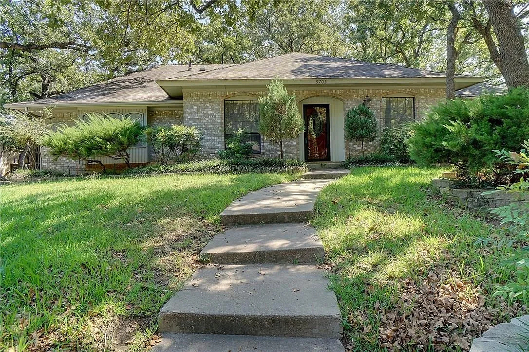 4 bed, 2249 sqft, $2,450 — Photo 2