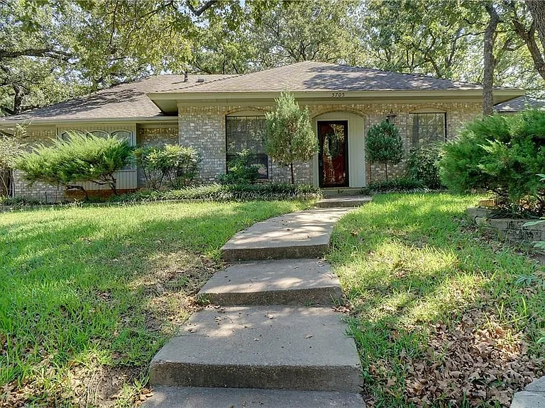5705 Royal Club Dr — Photo 2