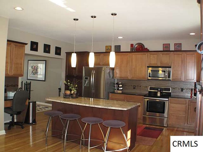 3rd image of 923 MACARTHUR Drive