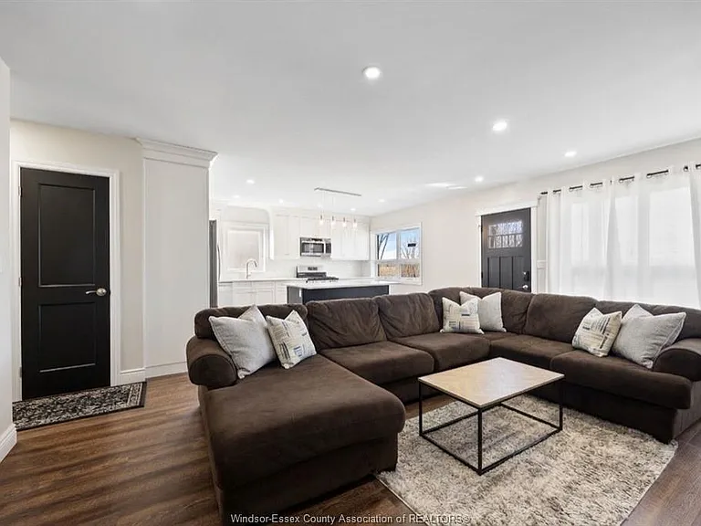 960 Janette Ave — Photo 4