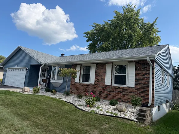 2120 Highland Dr, Sycamore, IL 60178