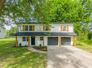 402 NE Castle Dr, Lees Summit, MO 64086