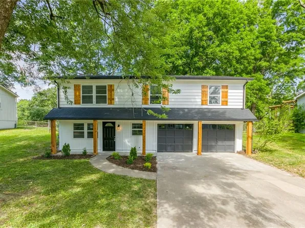 402 NE Castle Dr, Lees Summit, MO 64086