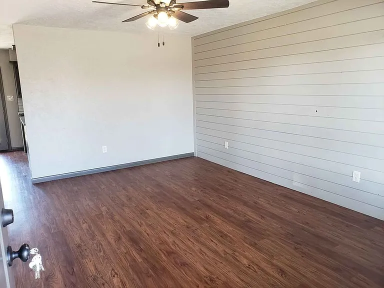 1009 SE 40th St — Photo 3