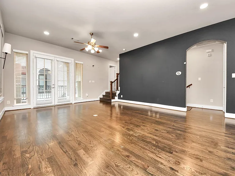 2704 Freund St — Photo 10