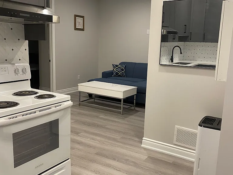 306 Jarvis St E — Photo 12